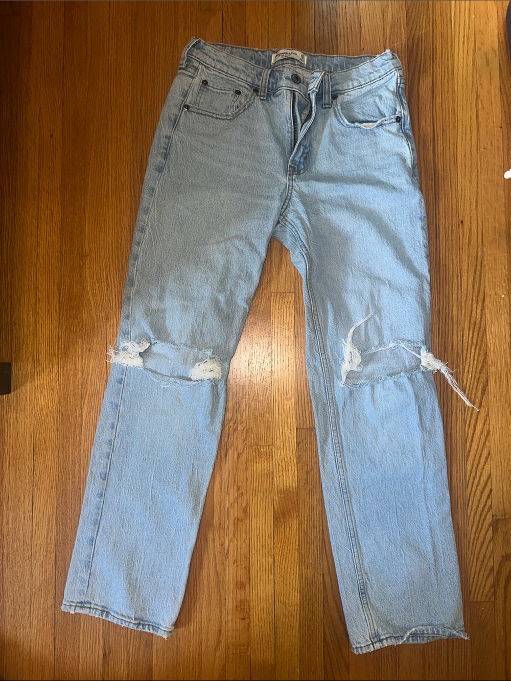 The 90’s Straight Mid Rise Abercrombie & Fitch Light Wash Distressed